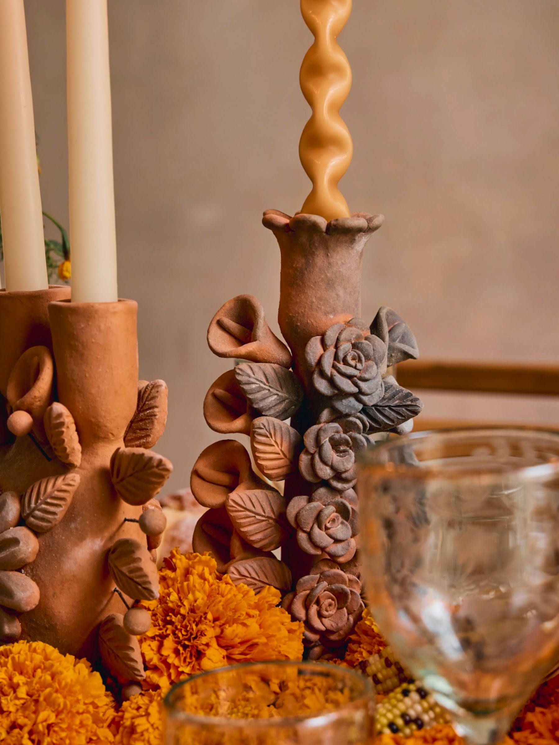 Candelero de Flores con Alcatraces – Barro Rojo Candleholder from