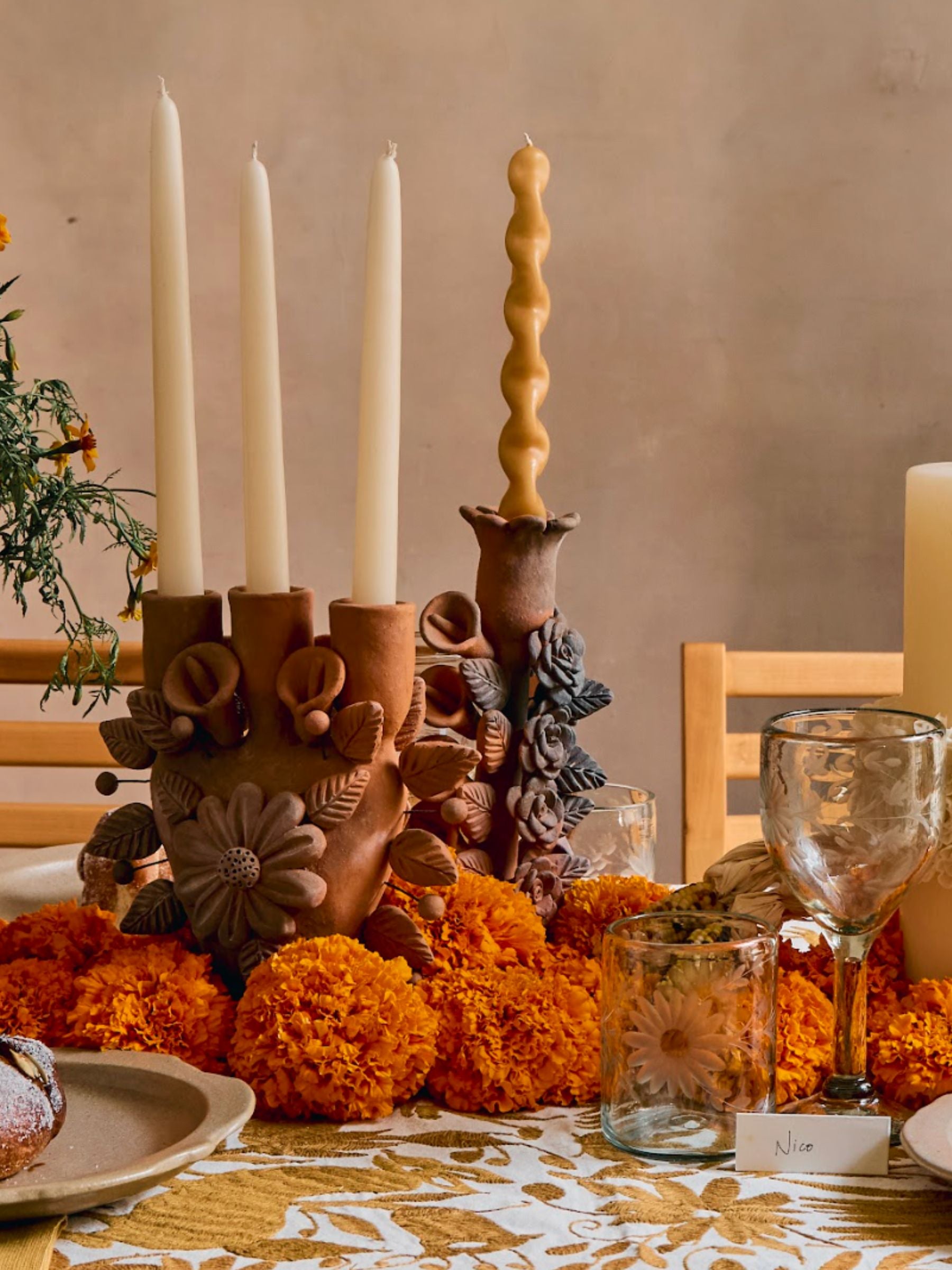 Candelero de Flores con Alcatraces – Barro Rojo Candleholder from