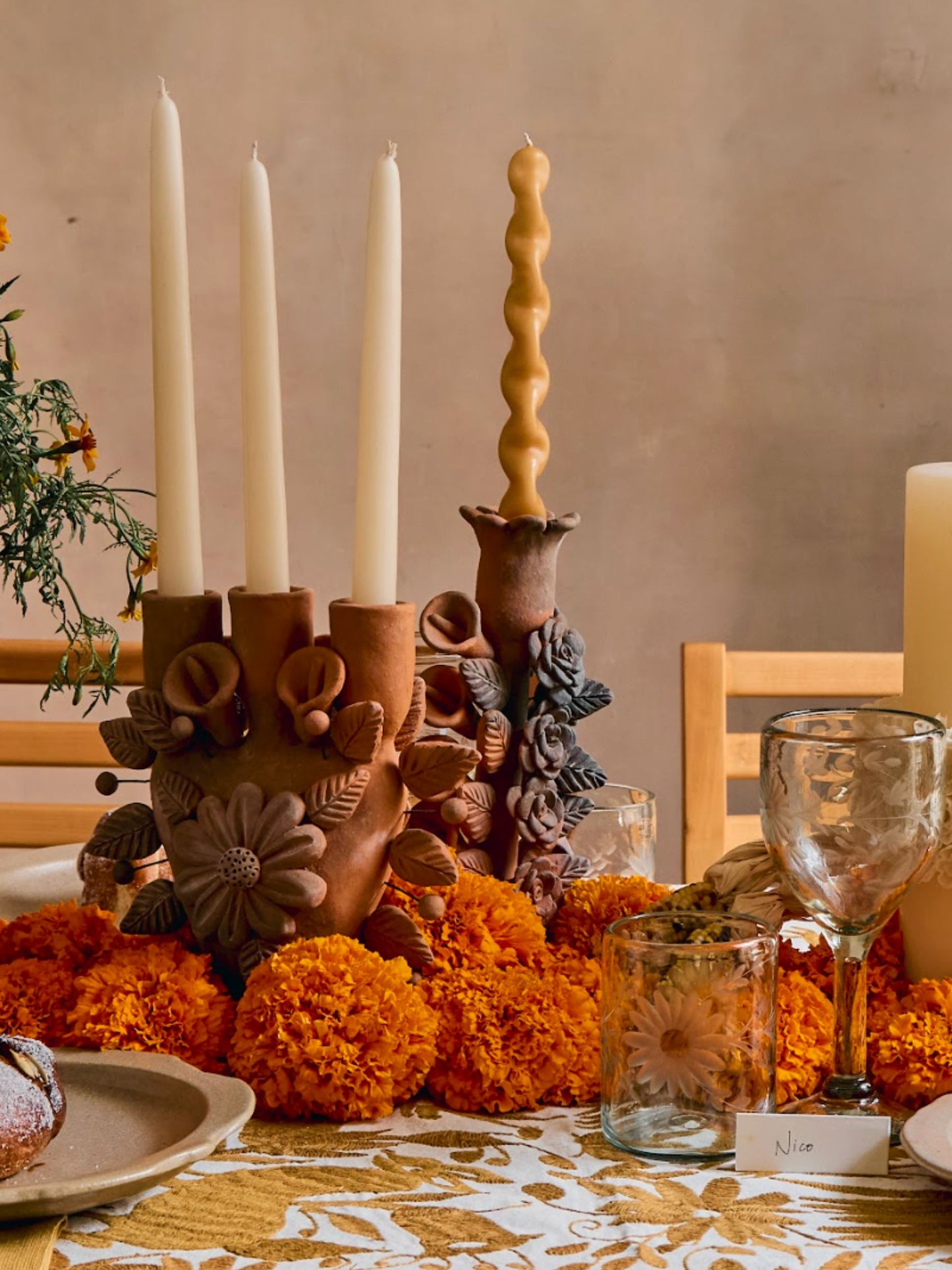 Candelero de Flores con Alcatraces – Hand-Sculpted Barro Rojo Candleholder