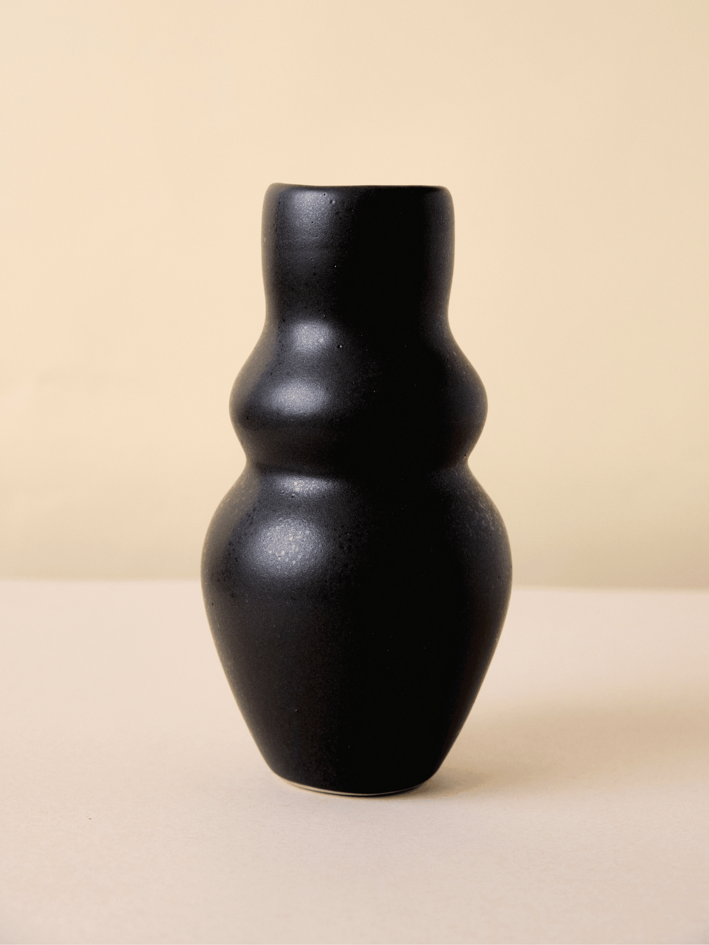Diosa – Hand-Sculpted Ceramic Vessel (Charcoal Black)