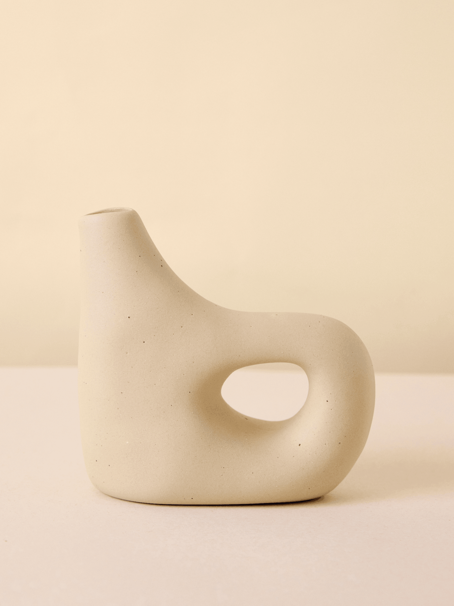 Garrafa – Hand-Sculpted Ceramic Vessel (Natural)